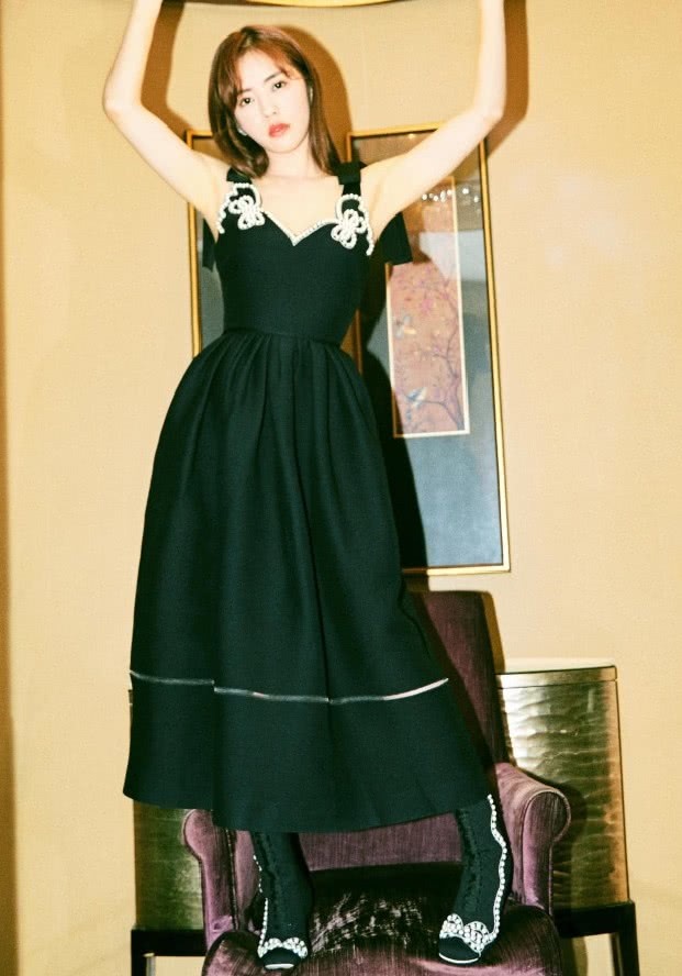 蔡文静撞衫古力娜扎，都穿出了不一样的美，前者却输给一双鞋子！