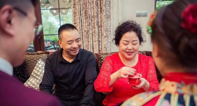  「走红」漂亮婆婆走红:为不抢儿媳风头特意穿显老旗袍,网友:人美心善