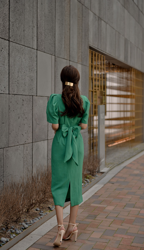 头条女神孙允珠，青松柏木夏日绿茵灯笼袖礼裙