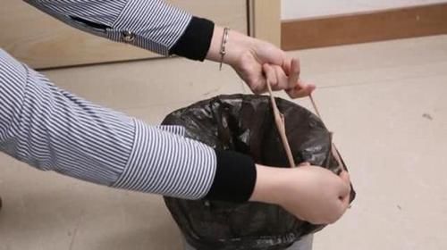  [垃圾桶]为啥穿旧的丝袜不要扔？原来套在垃圾桶上还有大作用，太棒了