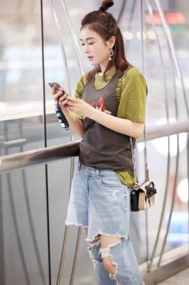 秦岚为了凹造型，短袖外面套背心，网友:素颜出镜心真大