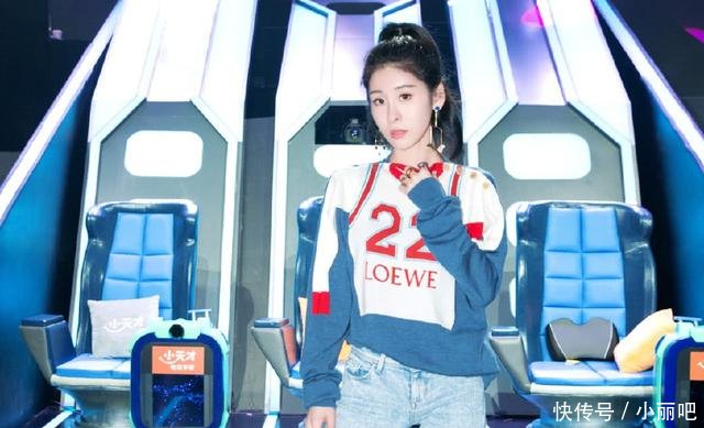 张碧晨上演“腰杀”,装扮奇特却暗藏小心机,身材好了穿啥都好看