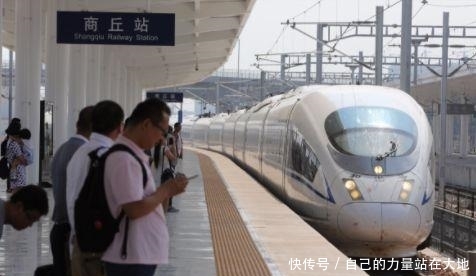 印度游客乘坐高铁吸烟被制止，对乘务员说：印度火车上都能随便抽