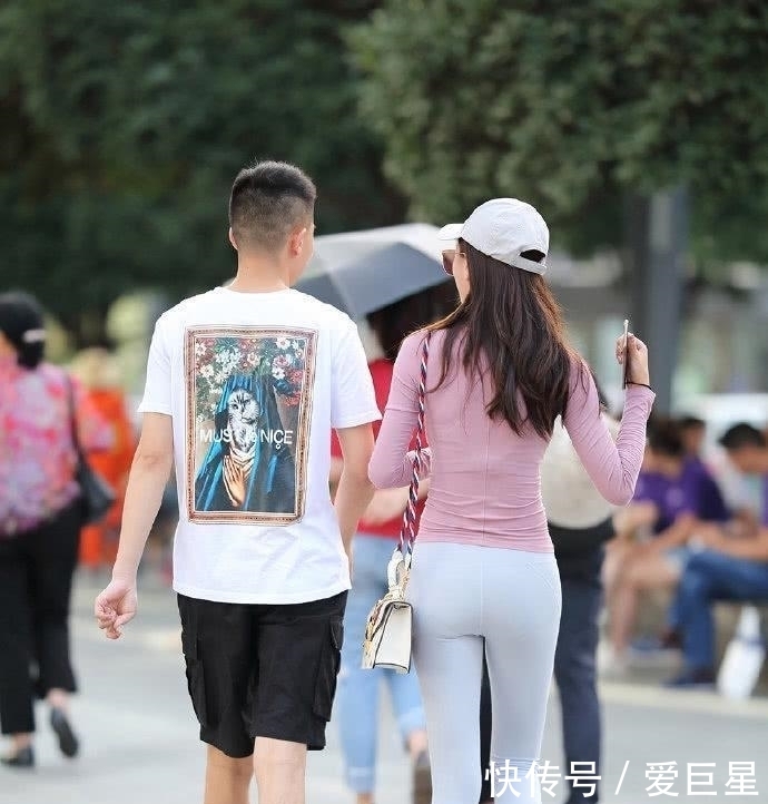 [ 美女]笑靥如花，这样的裤子真时尚？，街拍美女：气质小姐姐