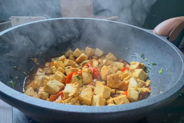  「中倒入适量」嫩豆腐别直接下锅炒，多做一步，豆腐鲜香滑嫩，比吃肉还过瘾
