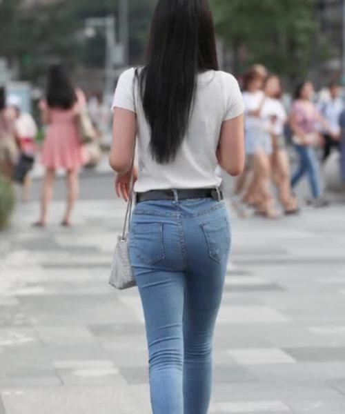  牛仔裤|“葡萄树”的紧身牛仔裤，包肉女神的小包包，网友：有魅力！