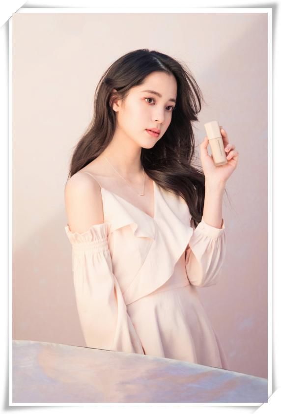 欧阳娜娜厉害！18岁穿露肩裙比35岁韩雪还女人，网友：真的长大了