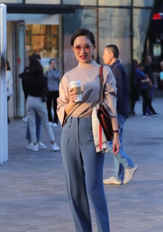『姐姐』路人街拍:图一小姐姐白色的上衣搭配牛仔背带裤,时尚又俏皮!