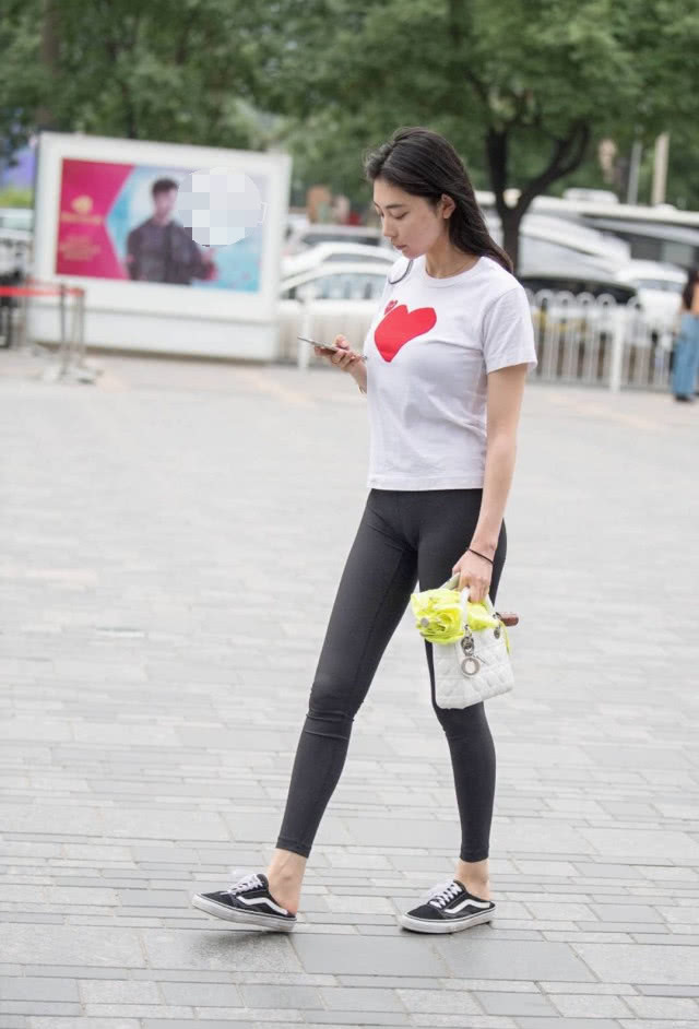 姐姐白色T恤衬托清正纯洁的气质，弹力紧身裤穿出完美筷子腿