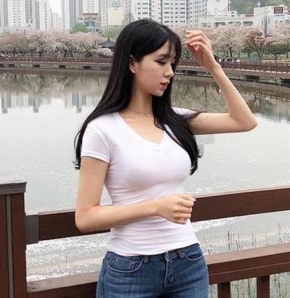 牛仔裤美女有着很好的身姿，修长的双腿让人心动了！