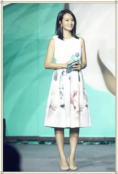 朱丹大晒美照，却被肚子上赘肉抢镜，网友：周一围还提得起兴趣么