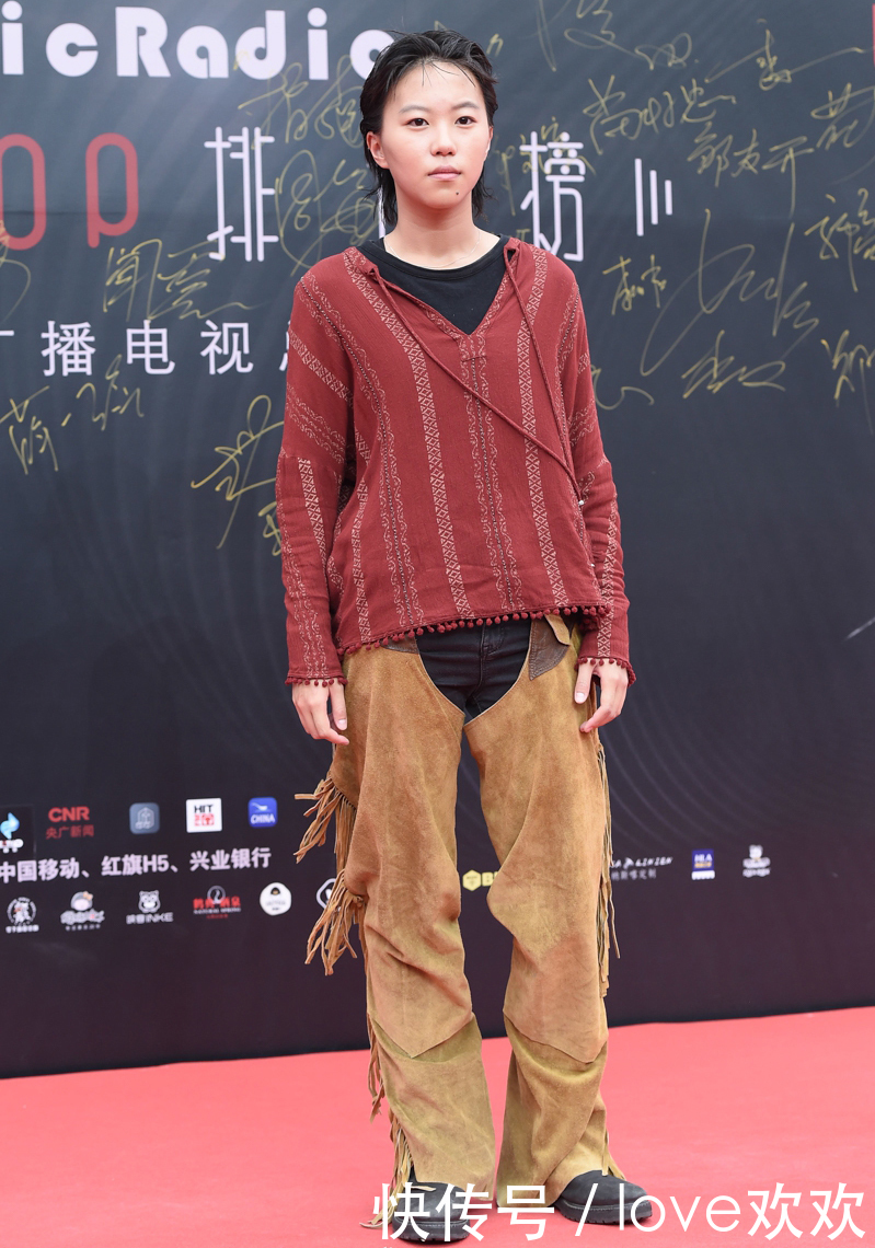 窦靖童换衣服也难掩尴尬，裤子太个性，一出场便被锁定了三角区