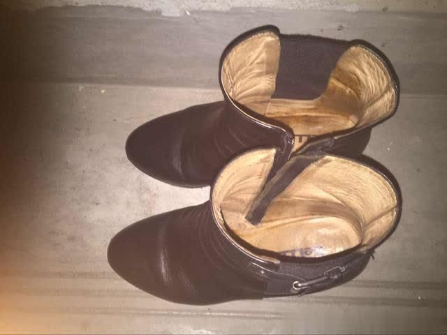 如果你经常出脚汗建议不要穿高跟鞋,应该搭配凉鞋或者高跟凉鞋!