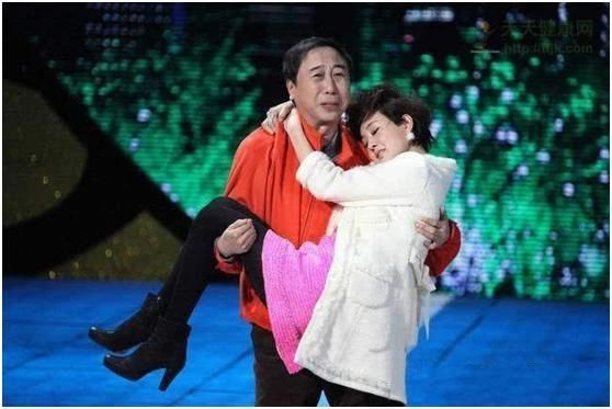  『和郭冬临』著名小品演员罕见晒照，脸部暴瘦显沧桑，老公长相不如郭冬临冯巩