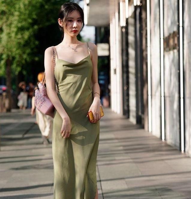 美女:裙装美女身材性感,皮肤白皙,彰显优雅气质!