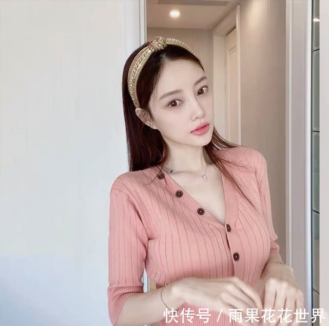  『墙根』李小璐晒美照秀完美身材，墙根却P变形，腿形与未修图对比差距大