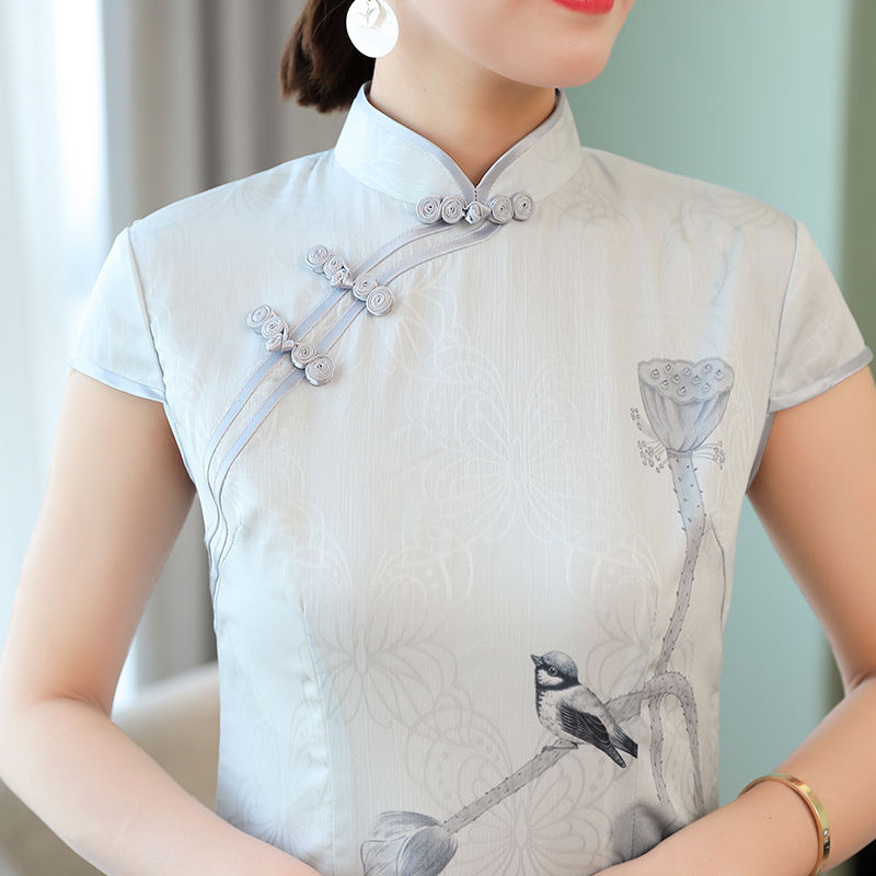 如果你不太美，就试试这样优雅的旗袍，素雅时尚，典雅矜贵韵悠扬