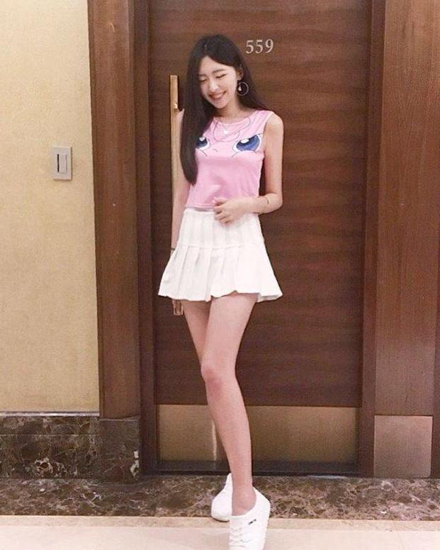 笑容甜美的小清新美女, 好身材能驾驭各种风格的衣服, 清爽又自然