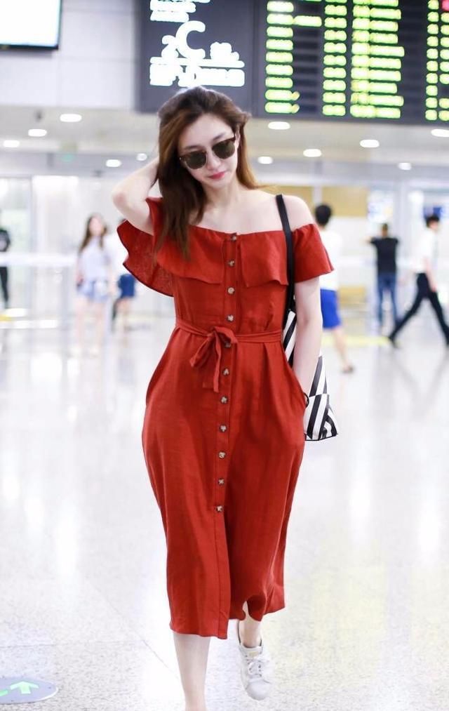 江疏影简直了！穿的纽扣裙子还一直扯下了 网友：都快拉断了