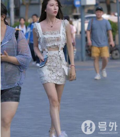 穿紧身装的小姐姐，展现凹凸有致的好身材，特别招人喜欢！