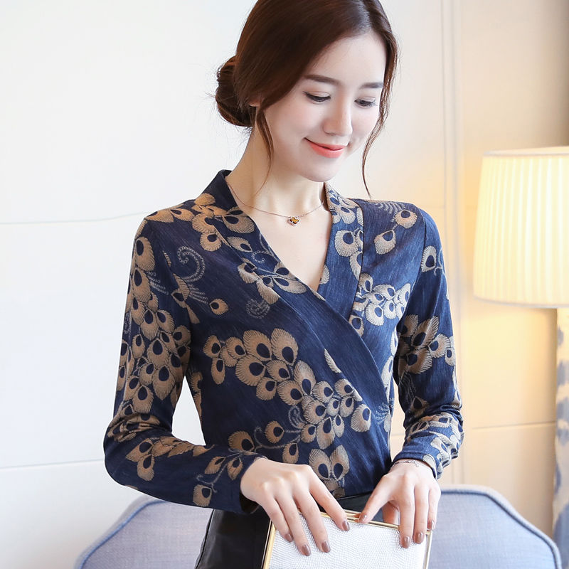 早秋别再穿裙子了，这洋气小衫+小脚裤，百搭显气质