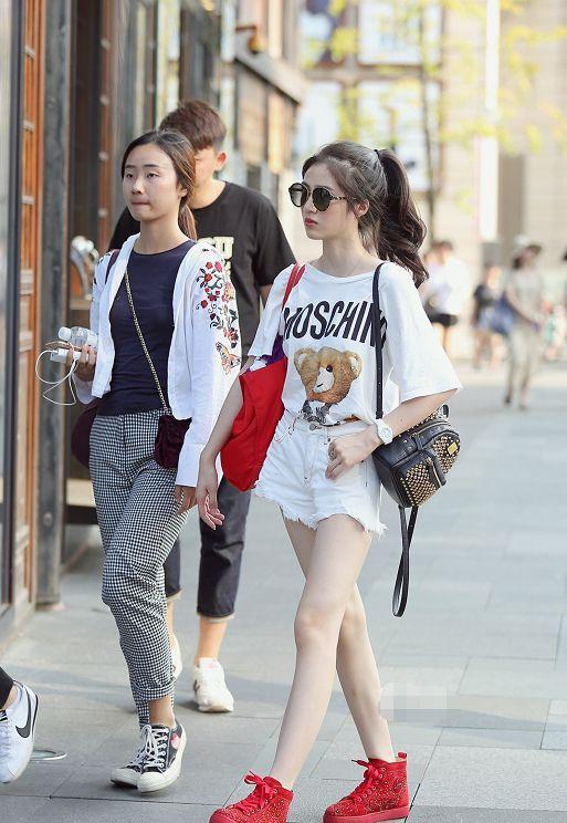 路人街拍，小姐姐搭配一双白色高跟鞋也是风情满满