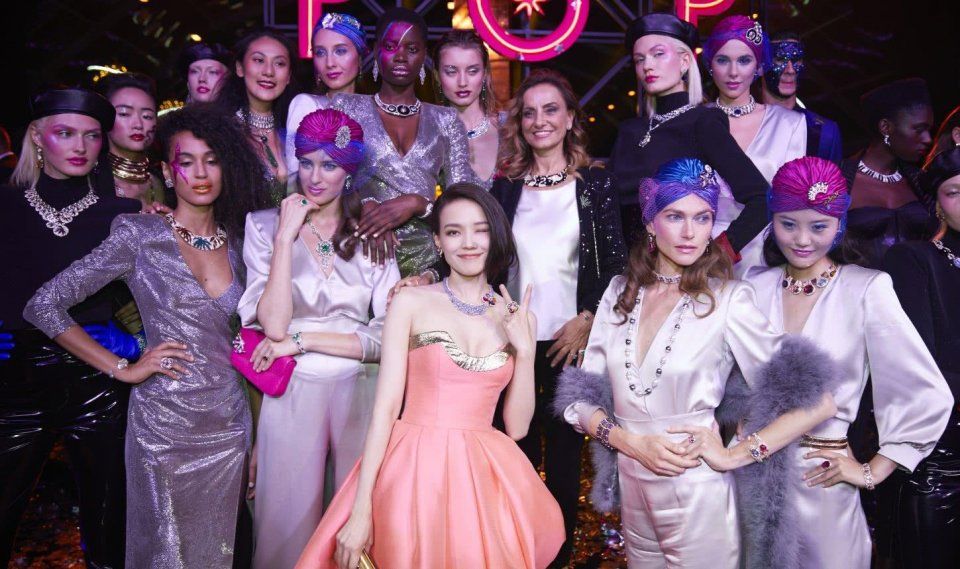 舒淇有多性感?穿上粉色裹胸裙,在一众欧美超模中惊艳四座!