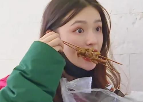 【极致】有种“土到极致”叫林允的美甲，颜色看似又脏又俗，却让常人无法驾驭