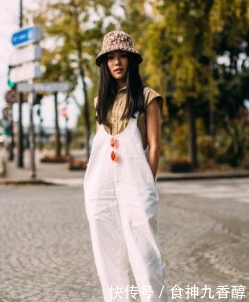 不失|街拍:小姐姐时髦的白色上衣搭配打底裤,款式好看也不失大方!