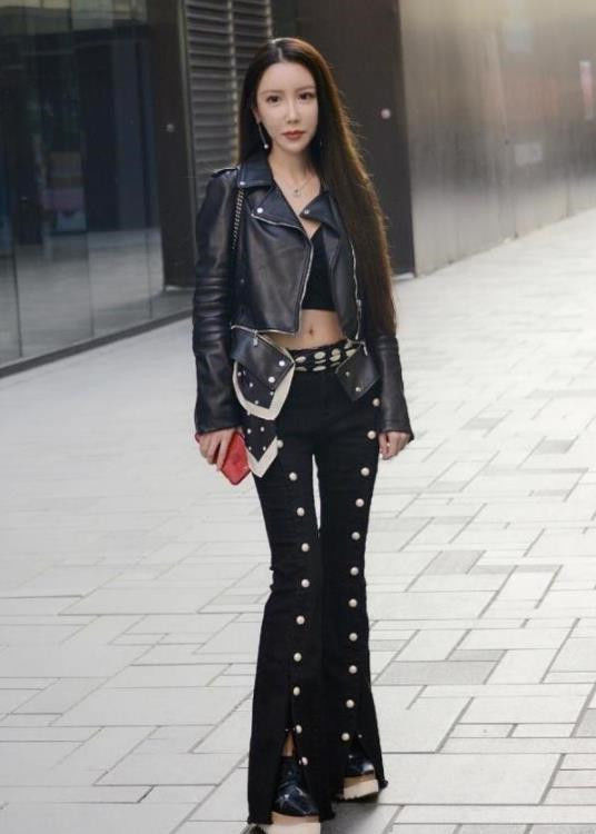  漂亮|街拍：专注看手机的小姐姐，一字肩上衣+露洞牛仔裤，时尚又漂亮