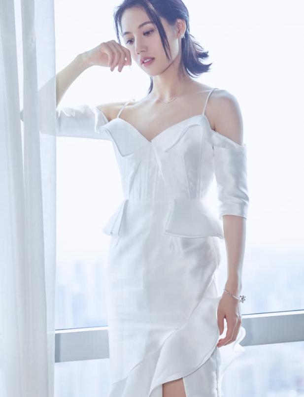 同穿白色吊带一字肩衣服，乔欣很优雅，新小花董琦气质像高圆圆!