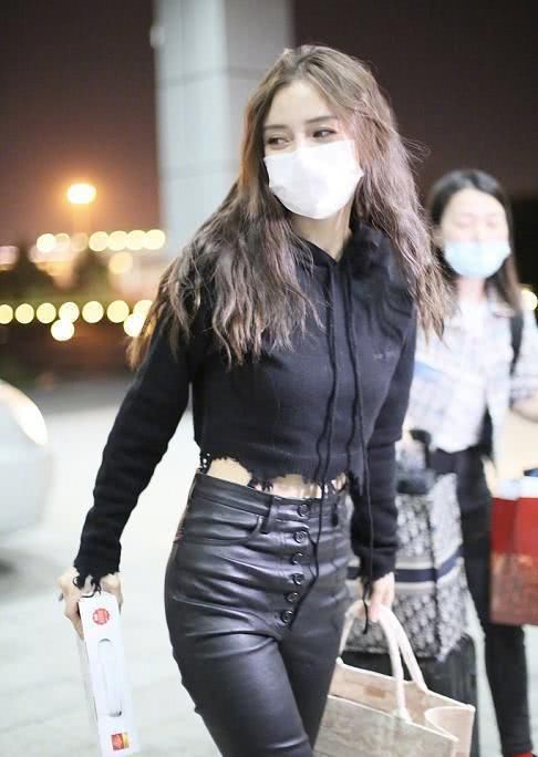  [穿搭风格]今年这些“混搭穿法”火了，西装+碎花裙，时尚、减龄两不误！