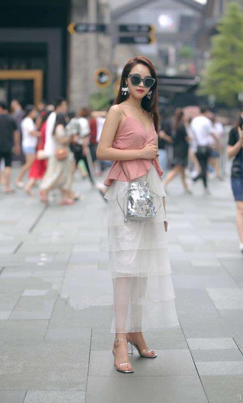 成都街拍：非常漂亮的小姐姐，甜美的微笑真是太撩人了！