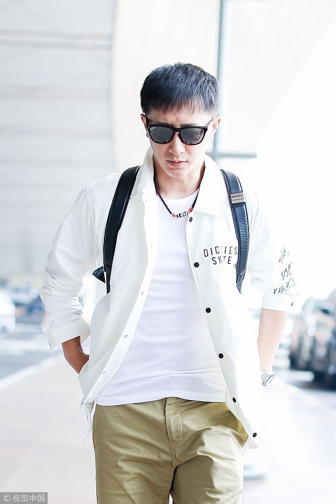 重回鲜肉时代！韩庚酷暑天穿长衣长裤扮潮 边走边卷袖子帅炸天