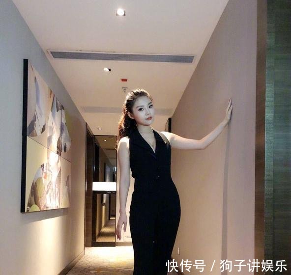 徐冬冬身材真好, 深V领被撑起来更撩人, 网友: 好想做她男朋友!