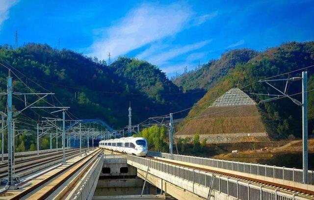  「些地方」为何中国高铁不走直线非要绕弯了解其中原因后，瞬间