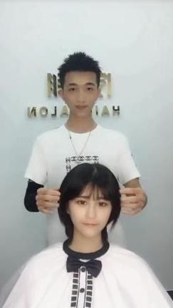 眼睛很大的小姐姐想要换个时尚的发型，接发后秒变网红