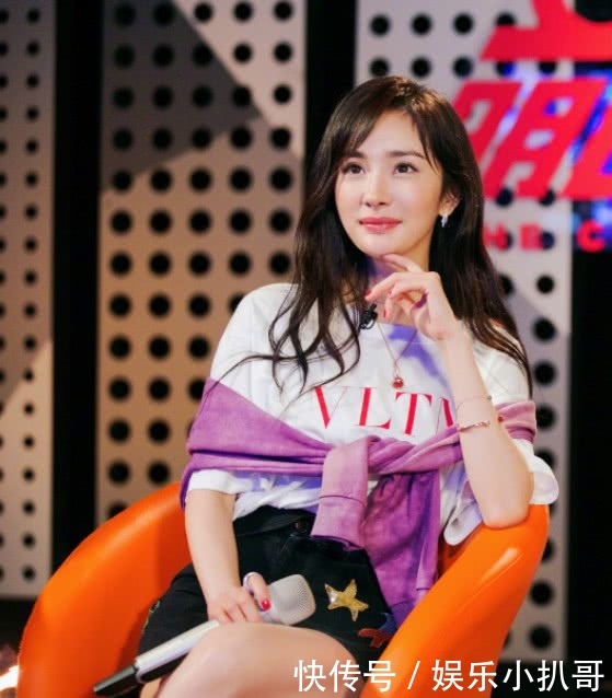 带货女王真不是盖的，杨幂一件紫衣搭在肩上，又不好好穿衣服了！