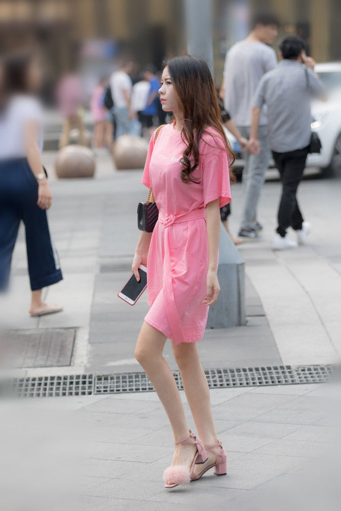 重庆街拍，简单的夏季搭配，才是让你更加有青春气息的单品哦!