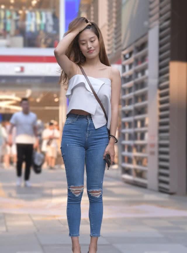  美美|时尚搭配：破洞牛仔裤搭这件上衣更好看，照着穿让你上街美美哒