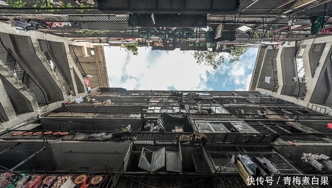 内地这座破旧老楼房，与香港北角很相似，瞬间成了网红景点