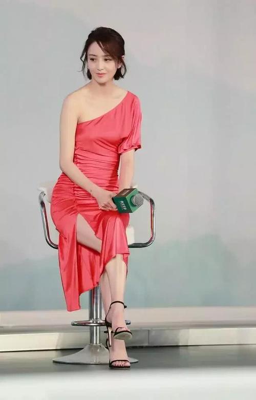 同样是88斤的佟丽娅与周冬雨,同穿粉色吊带裙,差距为何如此之大