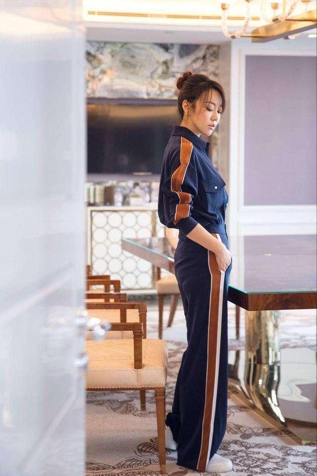 闫妮这臀太大了，快撑破牛仔裙，反观俞飞鸿才是活出了18岁！