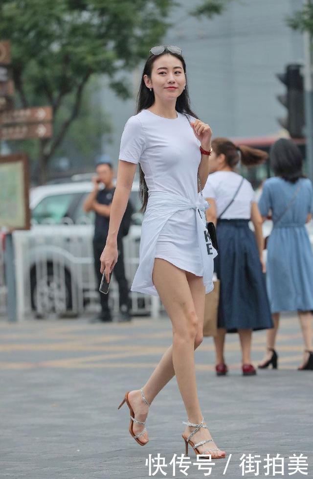 高挑身材的颜值美女，一件长款T恤穿出了连衣裙的美感来！