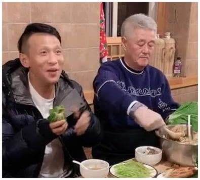  身价■出身农民不忘本！赵本山演穷酸老头毫不违和，身价数亿住乡下大棚