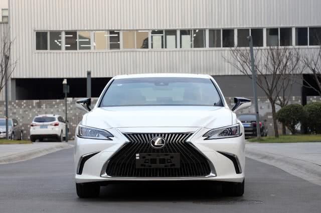  [豪车]这豪车买低配就够了，标配10气囊＋全速自适应巡航，图的就是安心