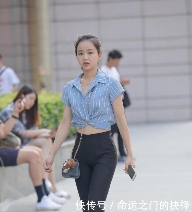  「优雅」时尚街拍成熟的小姐姐一身粉嫩装扮，紧身牛仔裤笔直修长