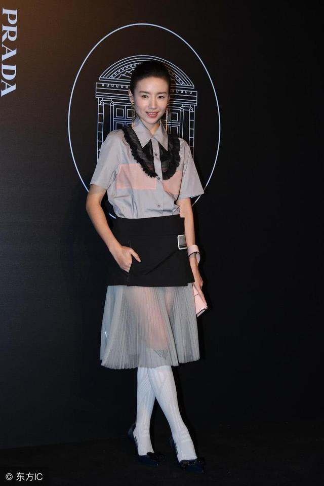 戚薇和董洁太拼了,为显腰型身上系块布,女王淑女差距不是一般的