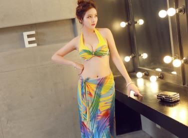 时尚街拍：高颜值的美女穿比基尼泳装，轻松秀出水蛇腰大长腿！