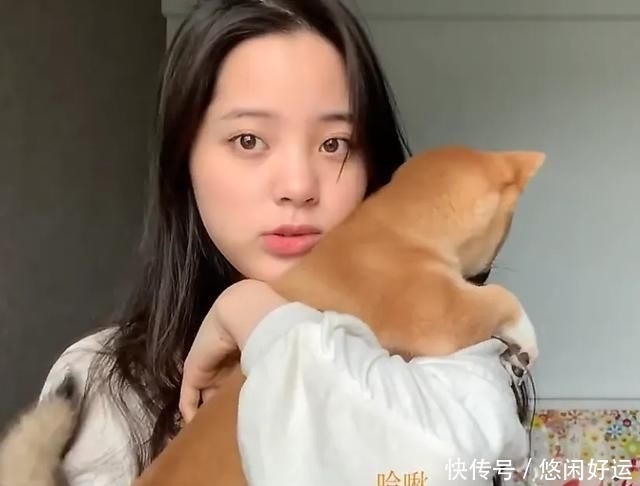  门口@欧阳娜娜出门拿外卖，故意把手机对着门口，看到她的背影，羡慕了